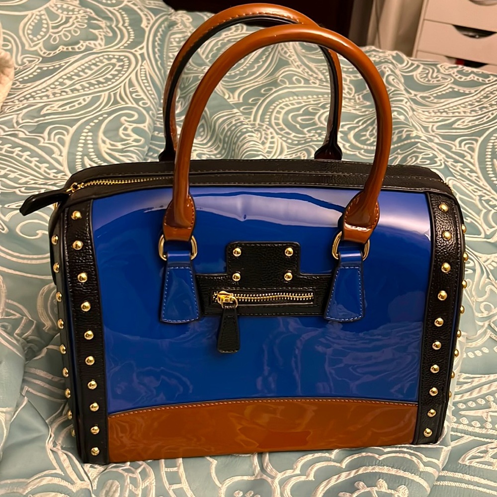 Light weight oversized bag with eye catching features